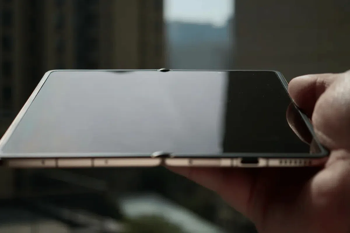 أونر تستعرض شاشة Magic V6 القابلة للطي بدون تجاعيد