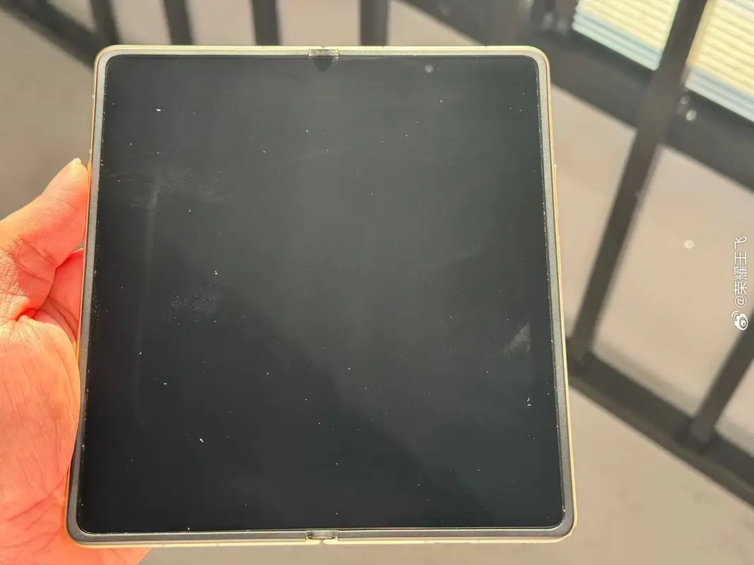 Honor Magic V6 Crease-less Display Shown by Executive