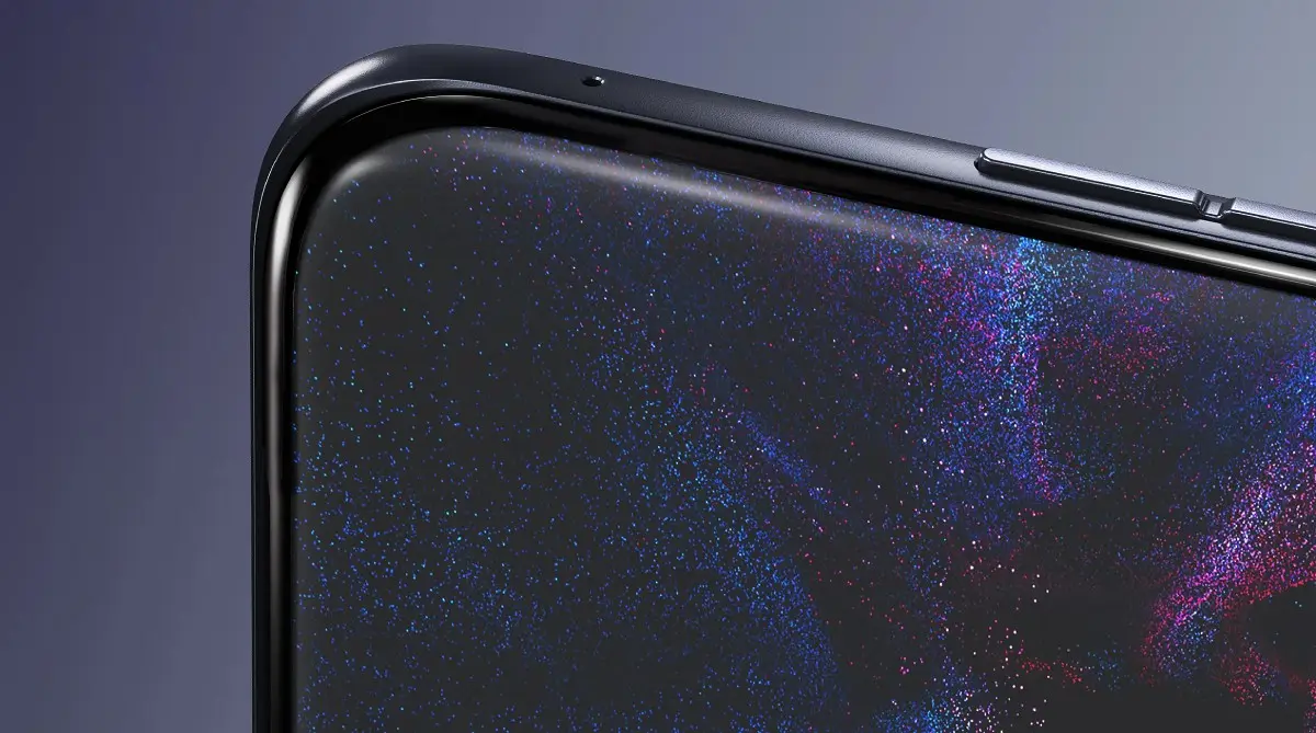 يحتوي Edge 70 Fusion على شاشة OLED منحنية رباعية مقاس 6.78 بوصة