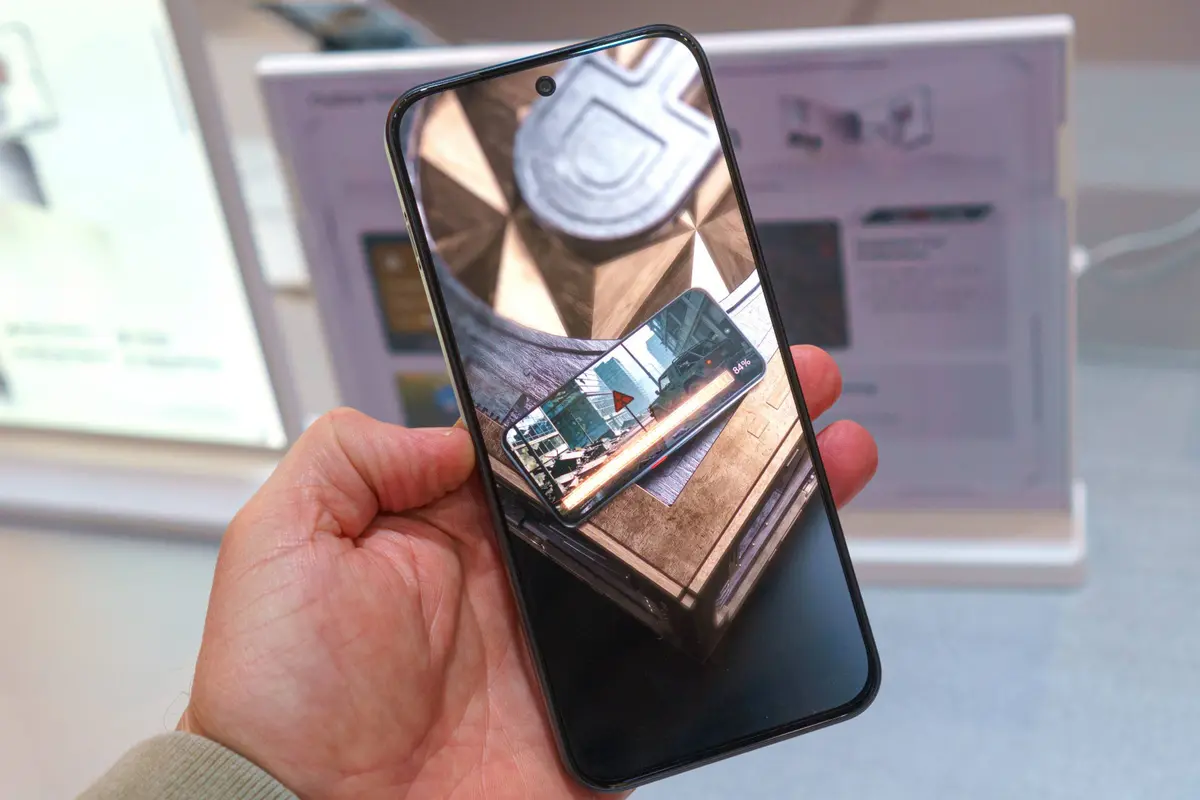 يحتوي nubia Neo 5 GT على شاشة OLED بمقاس ٦.٨ بوصة وتردد ١٤٤ هرتز