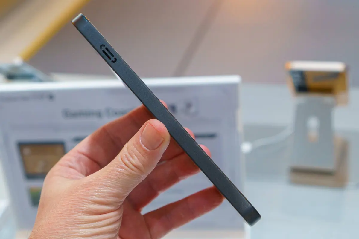 تصميم مسطح مع بطارية بسعة ٦,٢١٠ مللي أمبير في الداخل